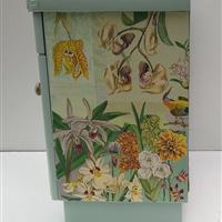 Anmutige Vögel im Orchideenbeet   