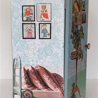 Großer Puppenschrank "Der Tag ist vorbei"  