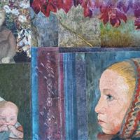 Kinder im dunklen Wohnzimmer 