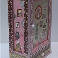 Puppenschrank "Die kleine Prinzessin in der Ahnengalerie"